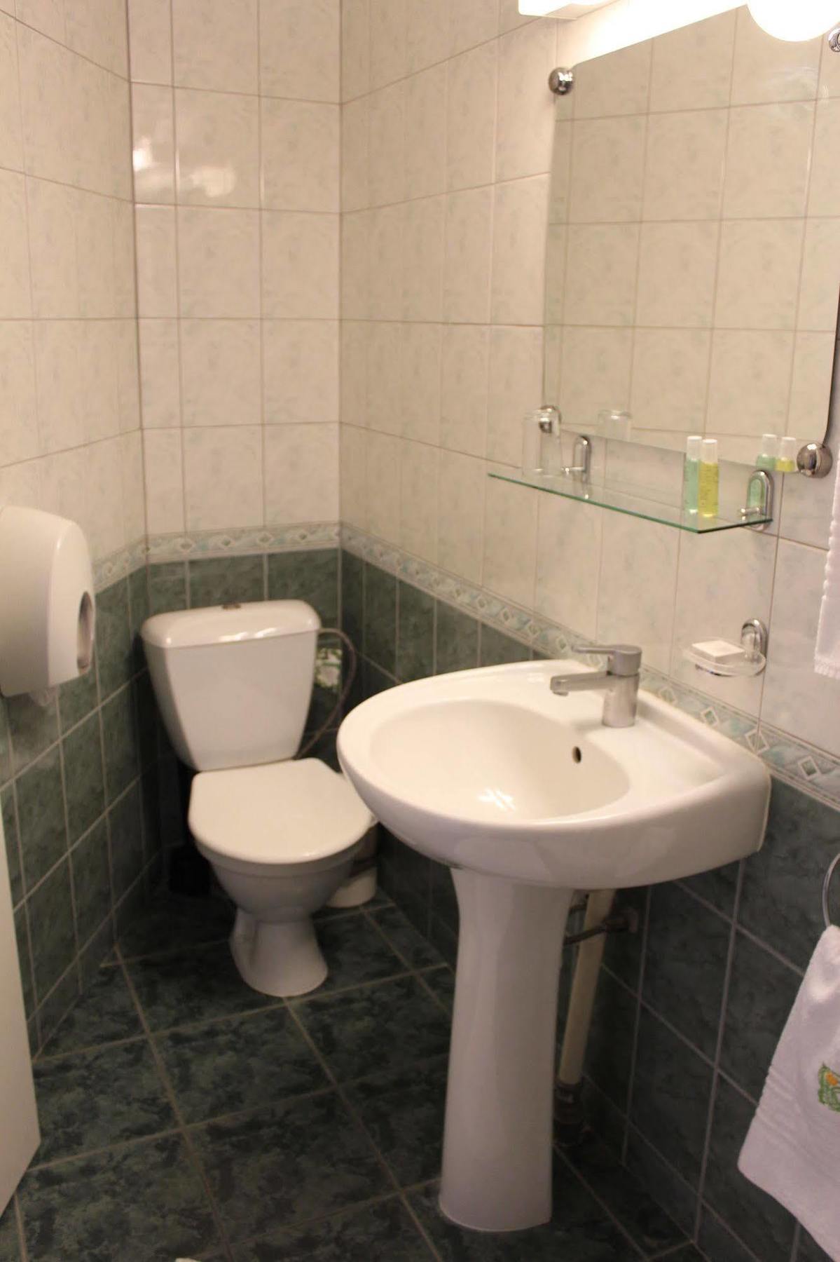 Hotel Radharanė Kaunas Bagian luar foto