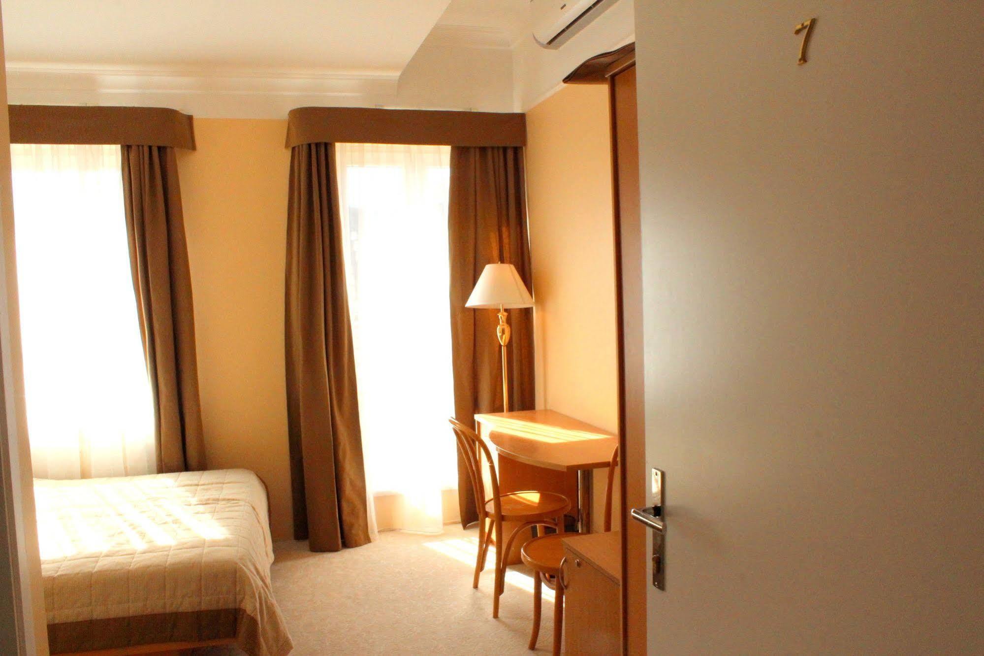 Hotel Radharanė Kaunas Bagian luar foto