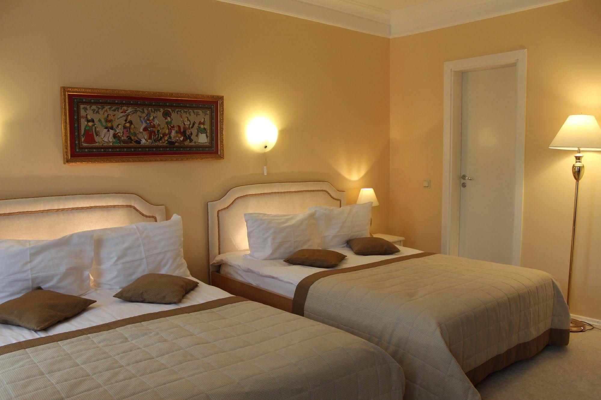 Hotel Radharanė Kaunas Bagian luar foto